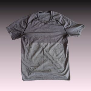 Gray Lululemon live in practice men’s top size medium